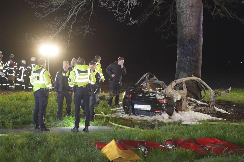 Das Auto prallte frontal gegen einen Baum. -/NWM-TV/dpa