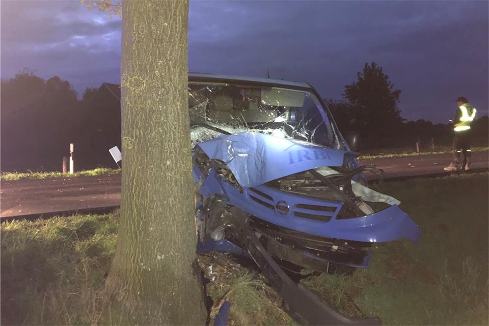 Das Auto prallte gegen einen Baum. Die Fahrerin wurde verletzt ins Krankenhaus gebracht. 