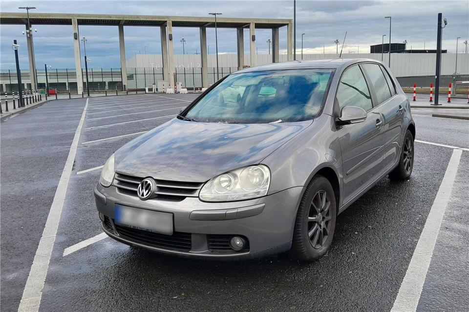 Das Auto soll schon ein Jahr auf dem Kurzzeitparkplatz stehen.Anja Sokolow/dpa-Zentralbild/dpa