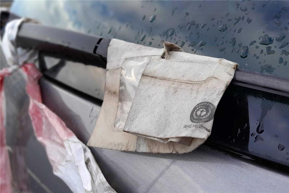 Das Auto soll schon ein Jahr auf dem Kurzzeitparkplatz stehen.Anja Sokolow/dpa-Zentralbild/dpa