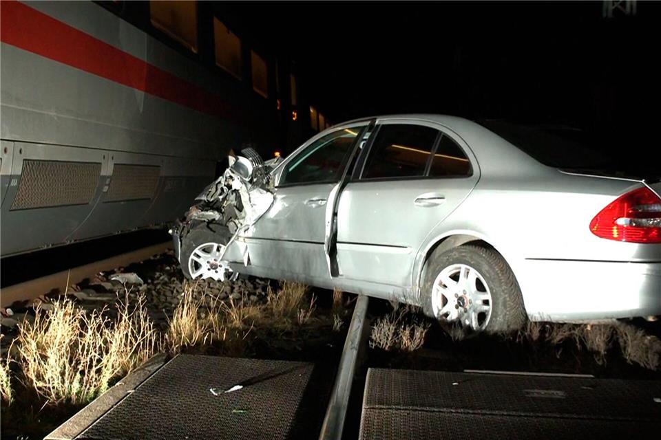 Das Auto stand auf dem Bahnübergang und wurde von einem ICE erfasst. Markus Wüllner/dpa
