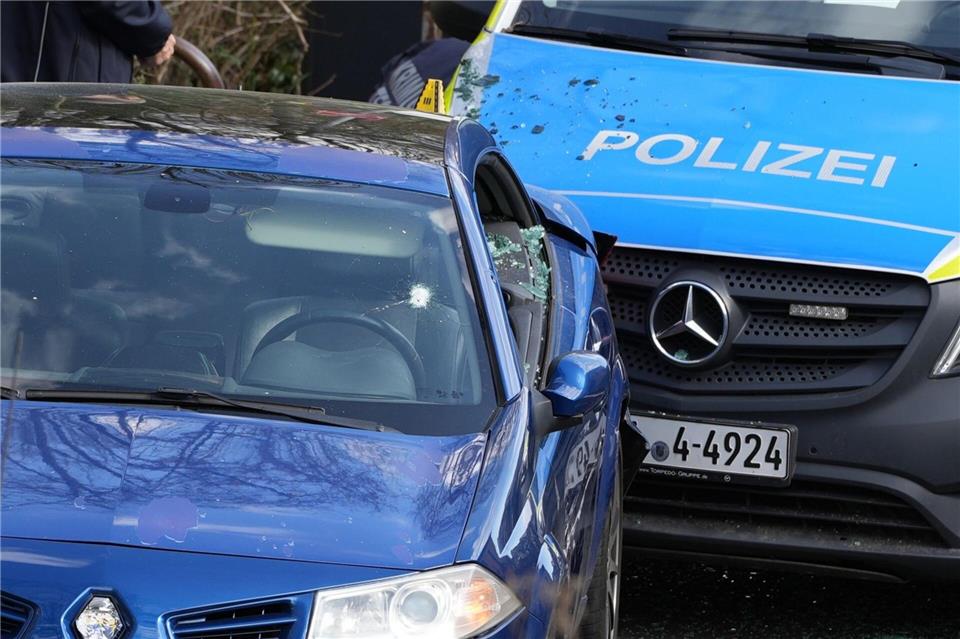 Das Auto steht zwischen zwei Polizeiautos und ist sichtlich beschädigt.Kevin Schößler/dpa