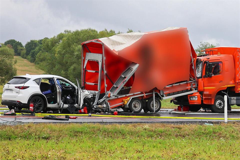 Das Auto stieß gegen den Anhänger, der dann auf den Lastwagen aufgeschoben wurde.S.Weber/Fuldamedia/dpa