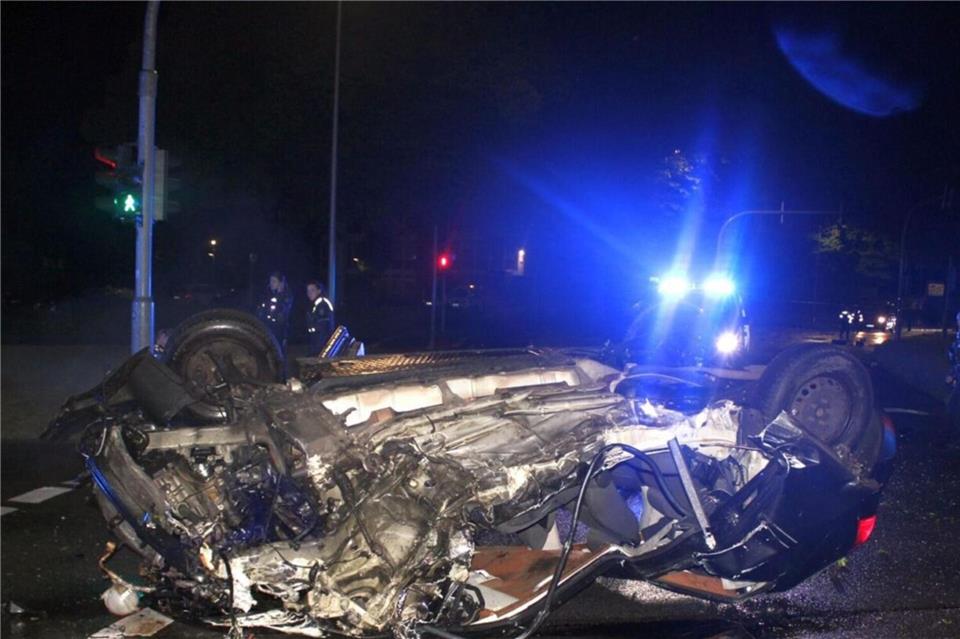 Das Auto überschlug sich mehrfach und blieb schwer beschädigt auf der Münsterstraße in Bocholt liegen.