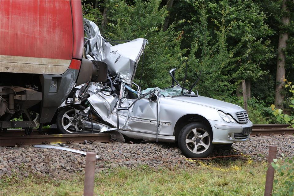 Das Auto war auf dem Bahnübergang, als der Zug kam. Die Insassen hatten keine Chance.Christian Butt/dpa