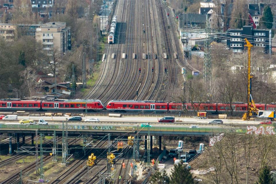 Das Autobahnkreuz Kaiserberg führt in Duisburg über acht wichtige Bahngleise. (Archivbild)Christoph Reichwein/dpa