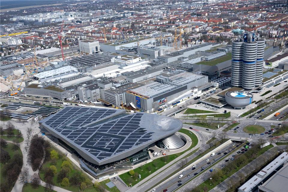 Das BMW-Werk München - hier links des Vierzylinder-Hochhauses zu sehen - wurden in den vergangenen Jahren im laufenden Betrieb umgebaut. (Archivbild)Sven Hoppe/dpa