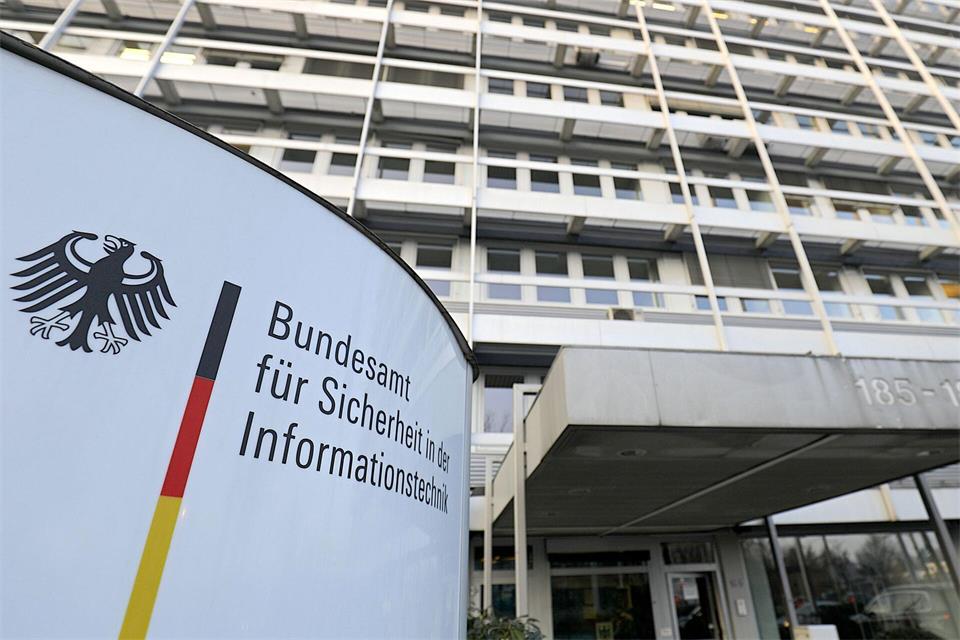 Das BSI warnt vor erhöhter Bedrohung durch Cyber-Attacken. (Archivbild)Oliver Berg/dpa
