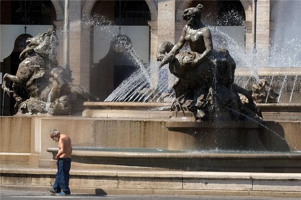 Das Bad im Najaden-Brunnen kostete einen Deutschen 450 Euro Geldstrafe. (Foto: Archiv) Mauro Scrobogna/LaPresse via ZUMA Press/dpa