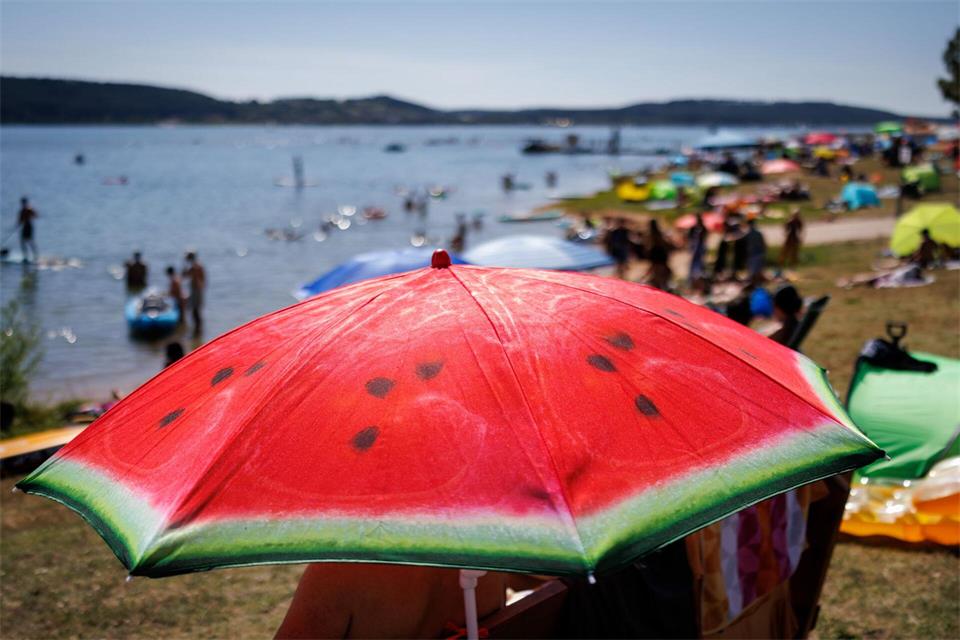 Das Baden im Kleinen Brombachsee ist wegen Blaualgen derzeit untersagt. (Symbolbild)Daniel Karmann/dpa