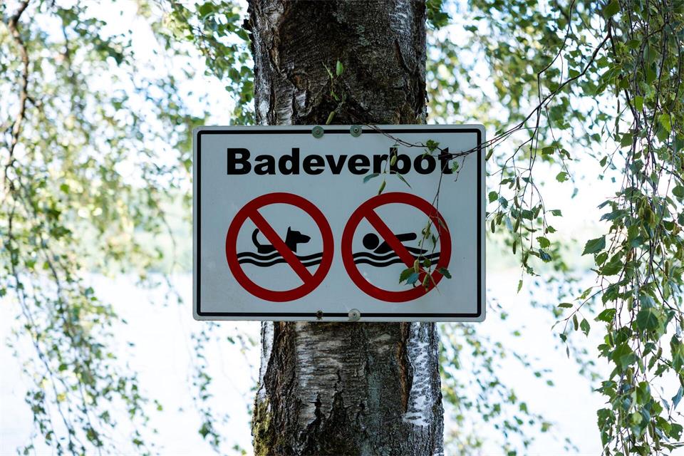 Das Badeverbot soll aufgehoben werden. (Symbolbild)Laszlo Pinter/dpa