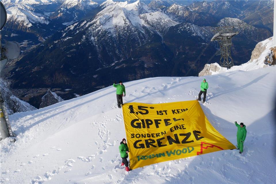 Das Banner auf der Zugspitze.-/Robin Wood/dpa