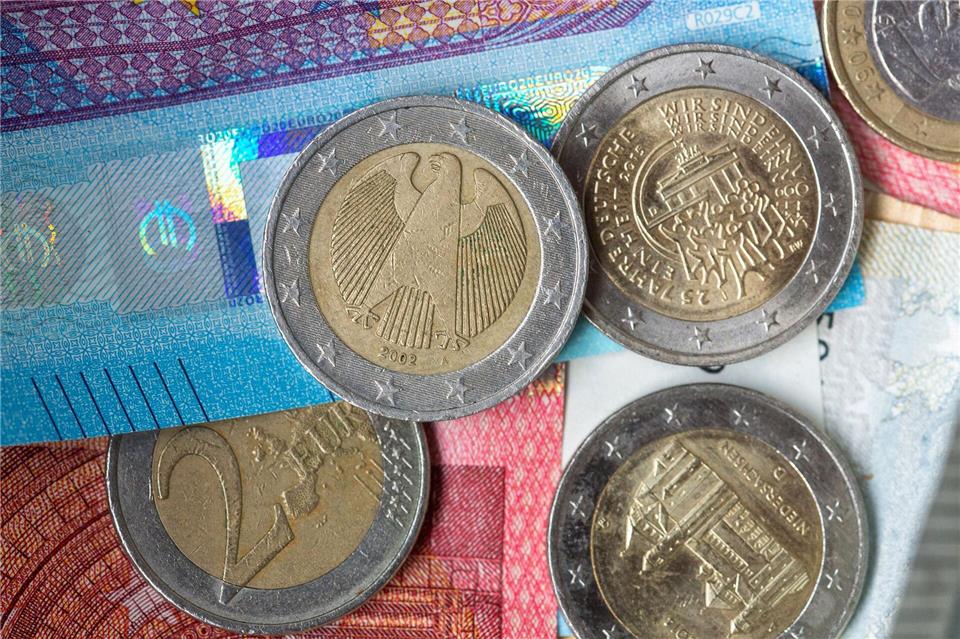 EZB peilt Einführung des digitalen Euro 2029 an Das Bargeld soll nicht abgeschafft werden. (Symbolbild)Fernando Gutierrez-Juarez/dpa