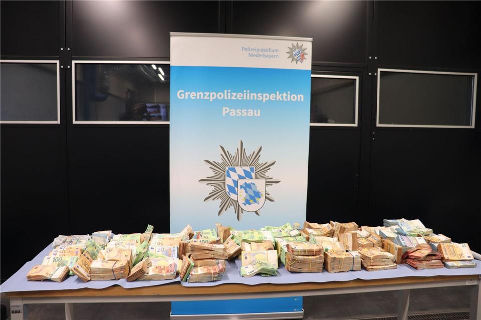 Das Bargeld war laut Polizei in dem Wagen versteckt.-/Polizeipräsidium Niederbayern/dpa