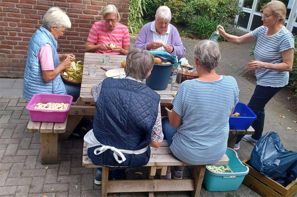 Das Basarteam des Fördervereins der Ludgerus-Kapelle Hoxfeld hat zwei Zentner Äpfel geschält und daraus Apfelmus gemacht.