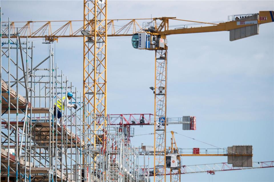 Das Baugewerbe hat mit dafür gesorgt, dass die Wirtschaftsleistung in Niedersachsen im ersten Halbjahr 2025 leicht gestiegen ist. (Archivbild)Julian Stratenschulte/dpa