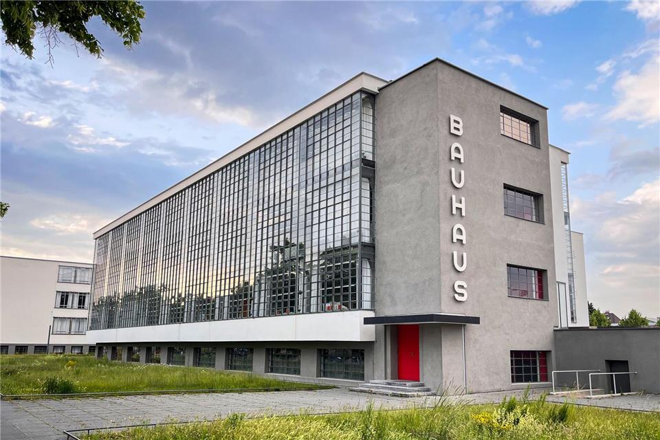 Das Bauhausgebäude sorgte bei seiner Einweihung 1926 mit seiner Glasfassade und dem Sichtbeton für großes Aufsehen.Heidi Scharvogel/dpa-tmn