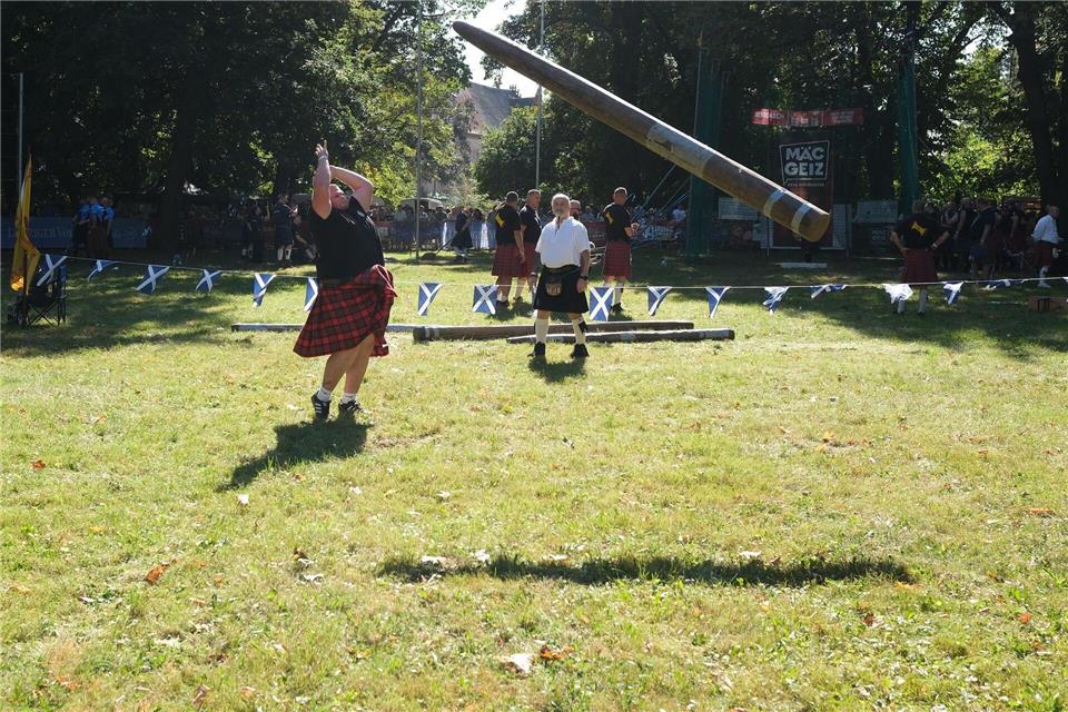 Internationale Highland Games eröffnet Das Baumstammwerfen gehört zu den klassischen Disziplinen der Highland Games.Sebastian Willnow/dpa
