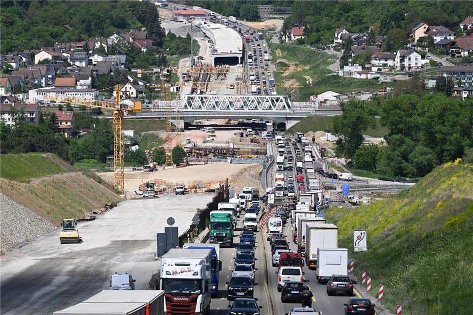 Das Bauprojekt auf der A8 soll Ende nächsten Jahres fertiggestellt werden. (Archivbild)Bernd Weißbrod/dpa