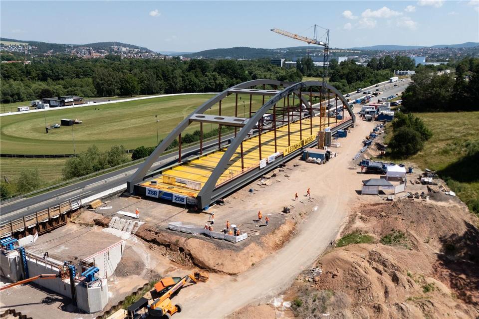 Das Bauwerk wurde innerhalb von acht Monaten auf dem Montageplatz östlich neben der Fulda komplett errichtet und jetzt über den Fluss verschoben.Florian Wiegand/dpa