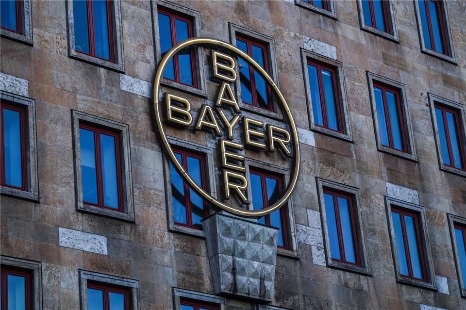 Das Bayerlogo an einem Verwaltungsgebäude in Leverkusen.Oliver Berg/dpa
