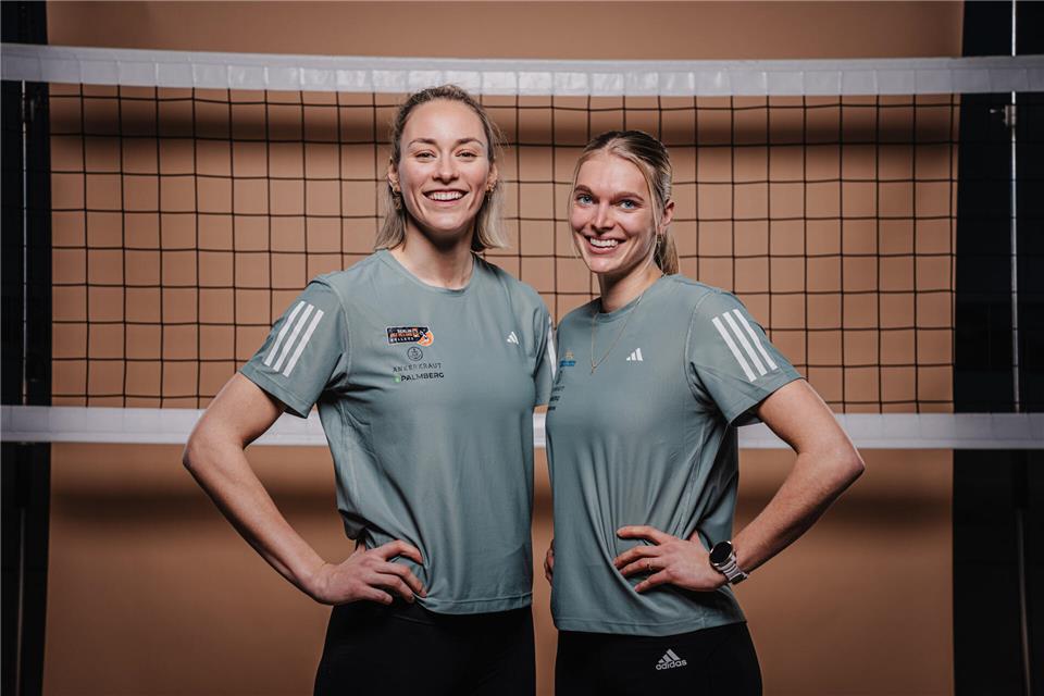 Das Beachvolleyballduo Louisa Lippmann und Linda Bock (rechts) lost am Montag, 28. Juli, aus, wer sich in den Achtelfinals des DVV-Pokals gegenüberstehen wird.