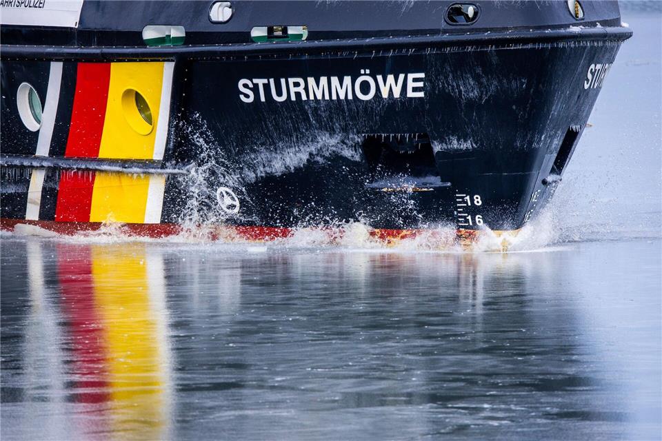 Das Behördenschiff „Sturmmöwe“ nahm die Angler auf. (Archivbild) Jens Büttner/dpa
