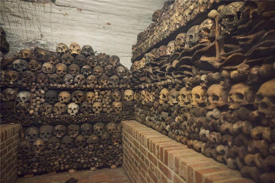 Das Beinhaus in der Krypta.Georg Wendt/dpa
