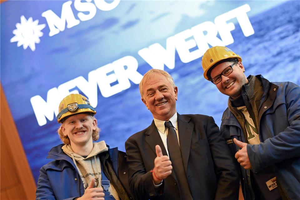 Das Bekenntnis des Aufsichtsratsvorsitzendes von MSC Cruises, Pierfrancesco Vago (mitte), sorgt bei Werftbeschäftigten für Zuversicht. Lars Penning/dpa