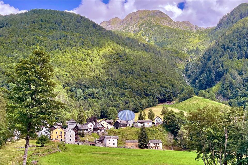 Das Bergdorf Mogno im Maggiatal ist berühmt für die von Mario Botta entworfene Kirche San Giovanni Battista.Bernhard Krieger/dpa-tmn