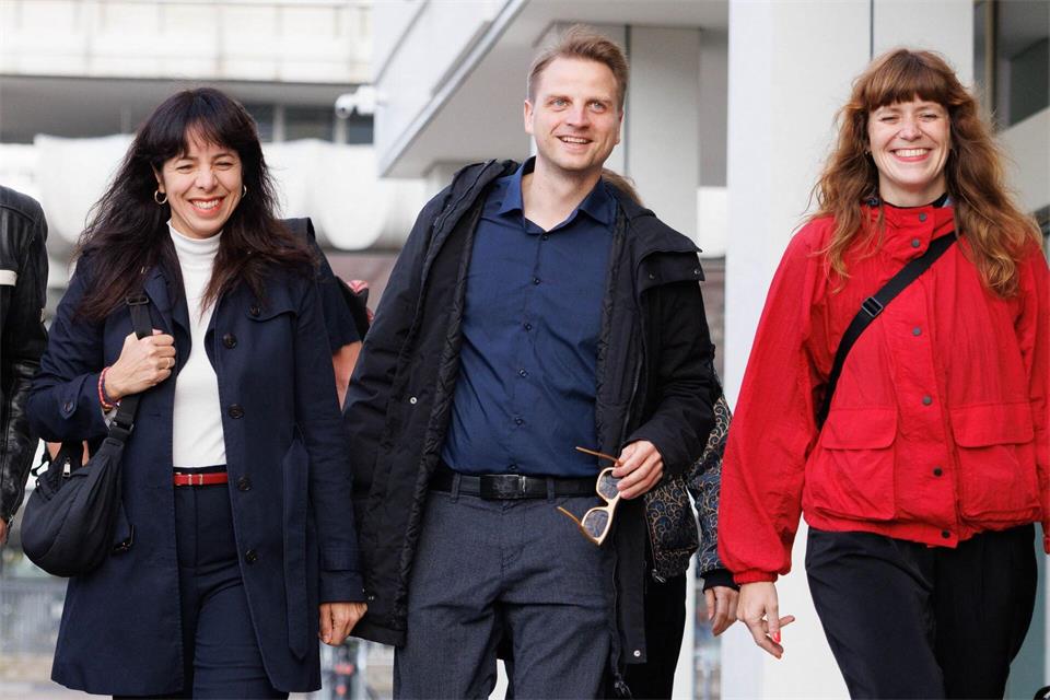 Das Berliner Linke-Spitzentrio Elif Eralp (l-r), Maximilian Schirmer und Kerstin Wolter sieht sich mit klaren Forderungen von Grünen und SPD zum Umgang mit Antisemitismus konfrontiert. Carsten Koall/dpa