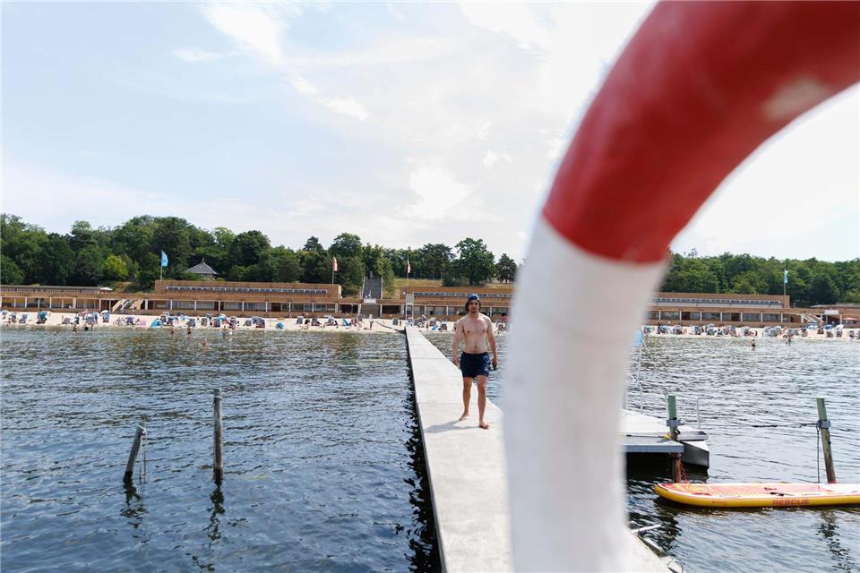 Das Berliner Strandbad Wannsee lockt am heißen Wochenende viele Menschen zum Sonnenbaden und Schwimmen. Carsten Koall/dpa