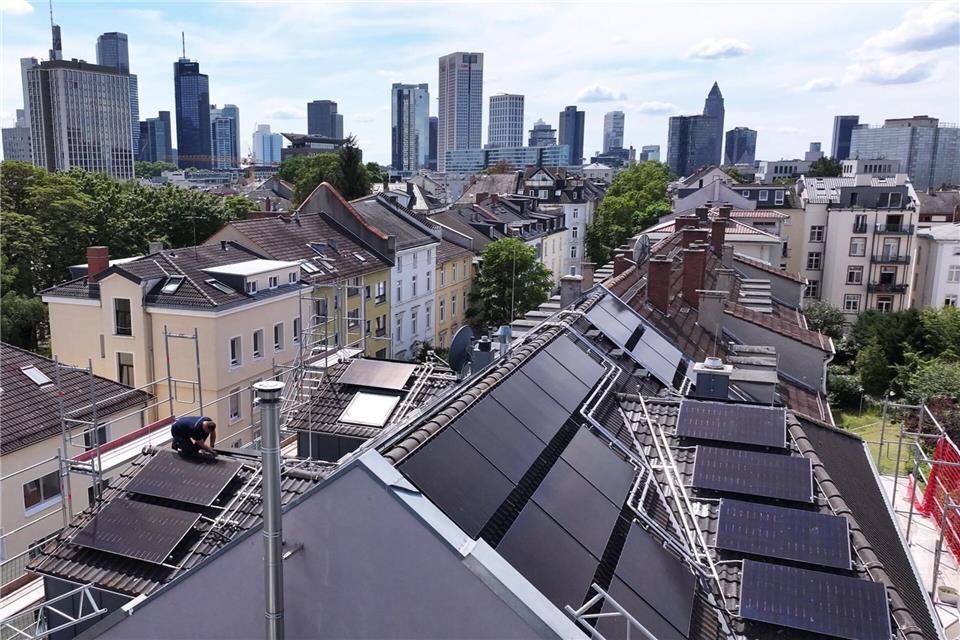 Das Beste auf zwei Welten: Die Hybridanlagen nutzen die Dachfläche optimal.erneuerbare.tv/dpa-tmn