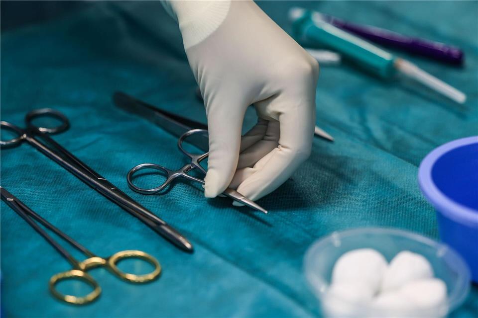 Forschungslücke Frau: Warum Standards nicht für alle passen  Das Besteck in der Chirurgie ist einer Expertin zufolge eher auf Männerhände ausgelegt.Oliver Berg/dpa