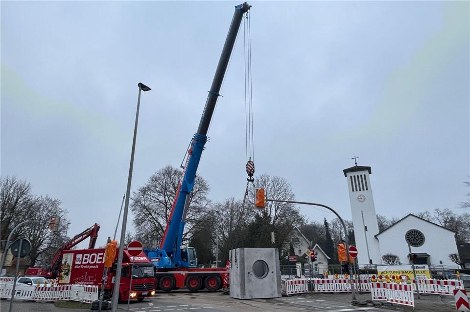 Das Betonbauwerk ist am Donnerstagmorgen unter der Heidener Straße eingebaut worden.