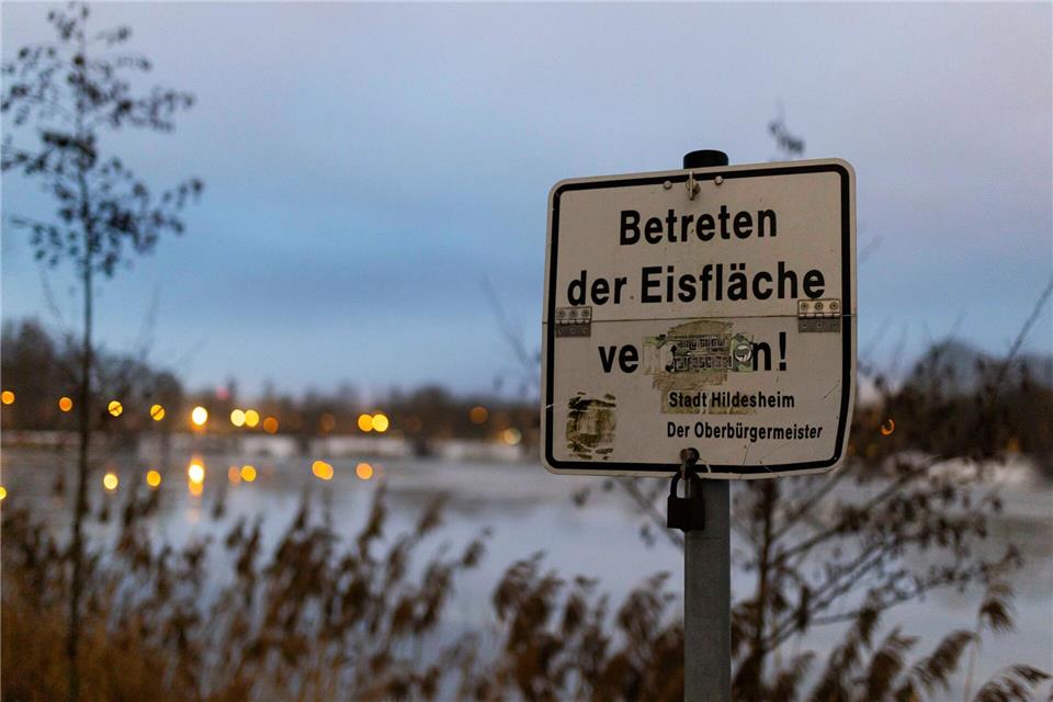 Das Betreten von Eisflächen ist vielerorts verboten. (Archivbild) Michael Matthey/dpa