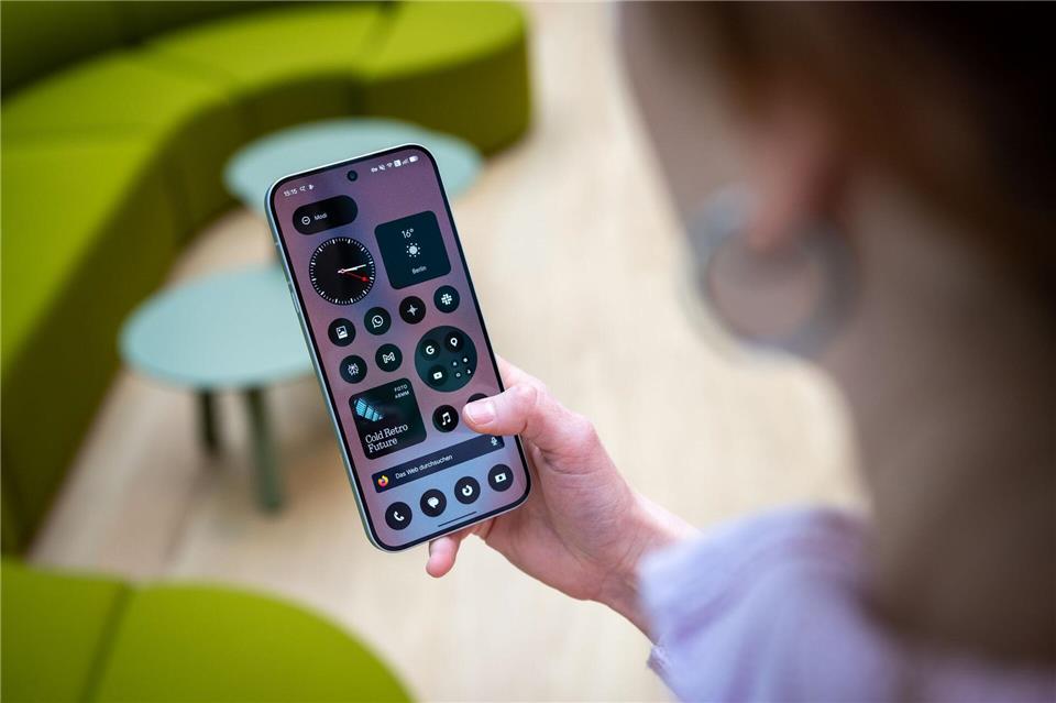 Das Betriebssystem Nothing OS ist optisch angenehm reduziert, erlaubt viele Einstellungsmöglichkeiten und soll mindestens drei Jahre aktuell gehalten werden.Nico Tapia/dpa-tmn