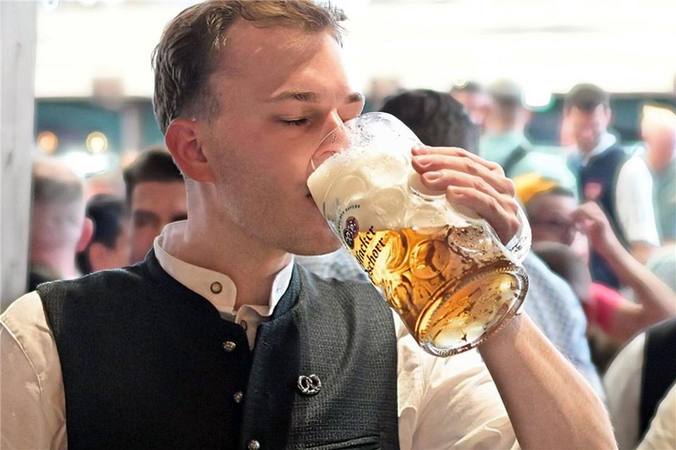 Das Bier gefällt ihm besser als in seiner Hamburger Heimat.dpa