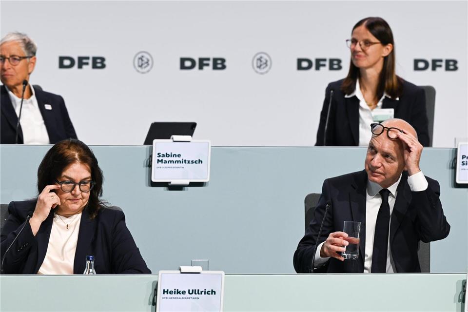 Das Bild täuscht: DFB-Boss Bernd Neuendorf umgeben nur vom Frauen Arne Dedert/dpa