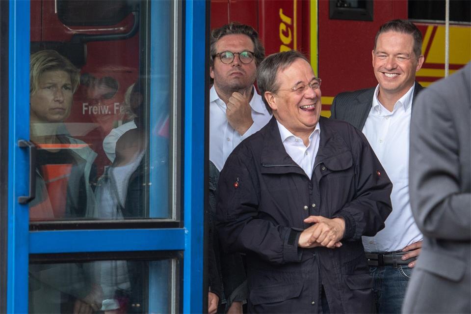 Das Bild von Juli 2021 ist noch vielen in Erinnerung: Der damalige nordrhein-westfälische Ministerpräsident und CDU-Kanzlerkandidat Laschet lacht während einer Veranstaltung nach der Flutkatastrophe in Erftstadt. (Archivfoto)Marius Becker/dpa