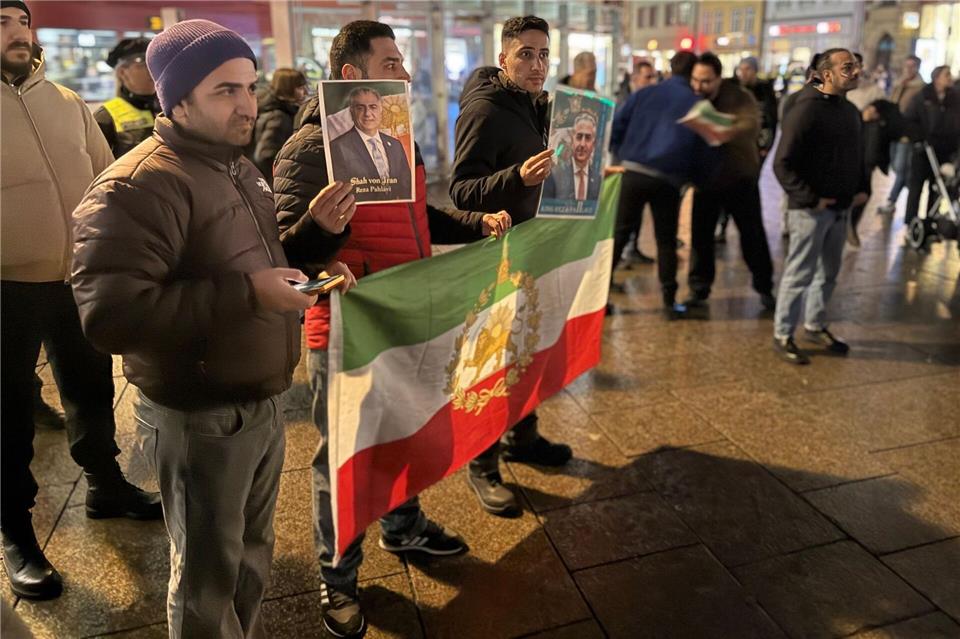 Das Bild von Schah-Sohn Reza Pahlavi war oft zu sehen. David Hutzler/dpa