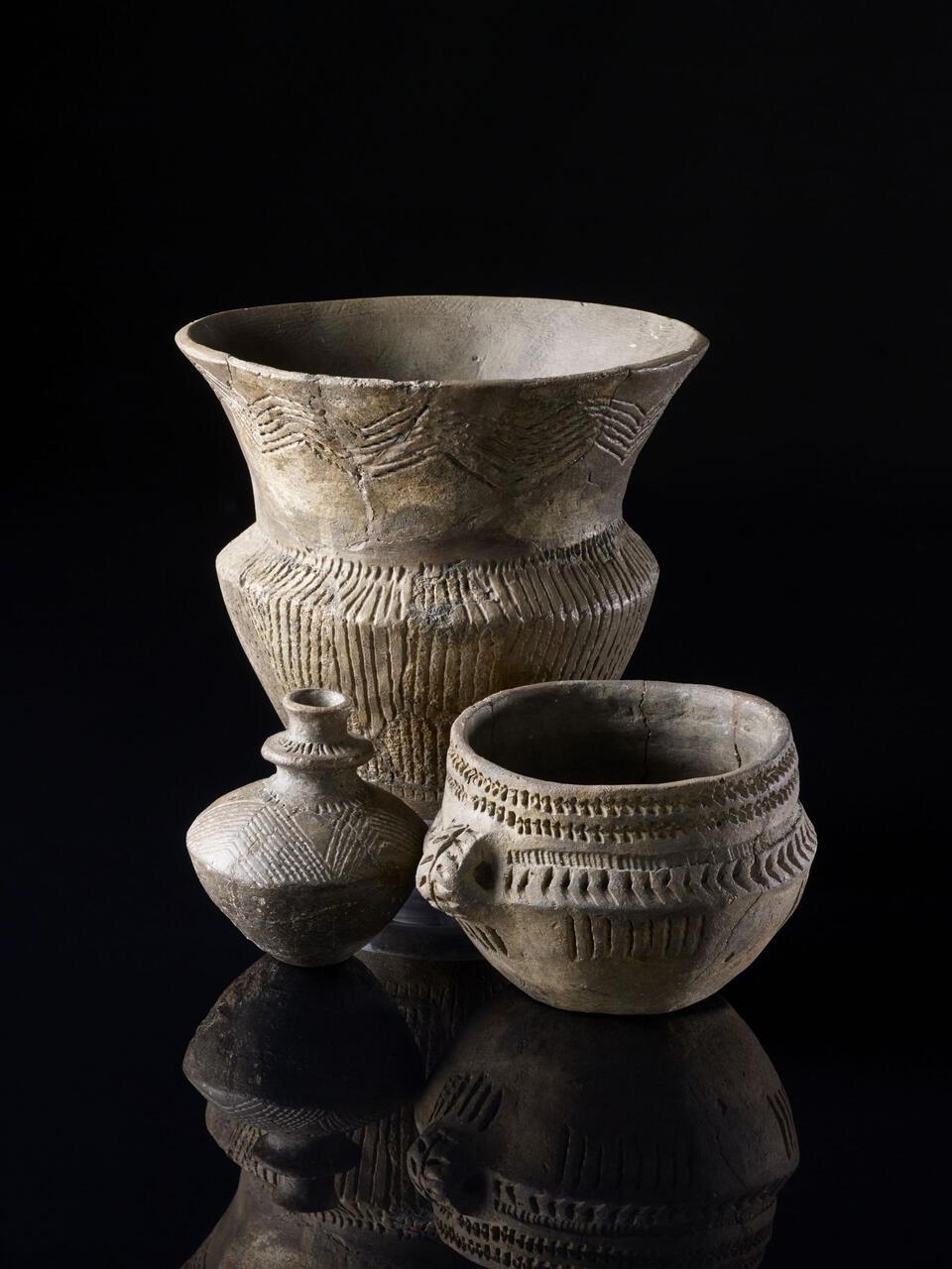 Das Bild zeigt Keramikgefäße der Trichterbecherkultur aus Lengerich-Wechte (Kreis Steinfurt). Der namensgebende Trichterbecher ist hinten abgebildet.