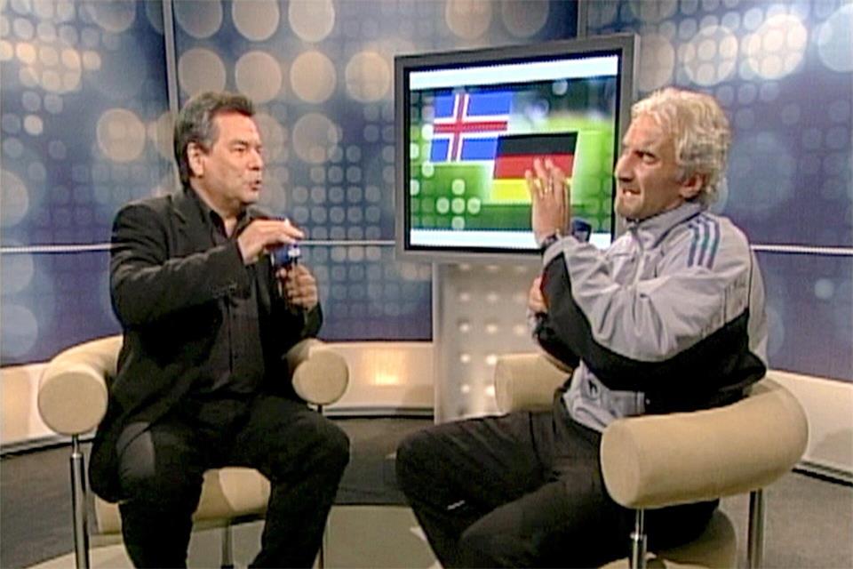 Das Bild zeigt den damaligen Teamchef der deutschen Fußball-Nationalmannschaft, Rudi Völler, am 06.09.2003 in Reykjavik bei einem Interview im ARD-Studio im Gespräch mit Moderator Waldemar Hartmann. (Archivbild)Ard/Ndr/ARD/NDR/dpa