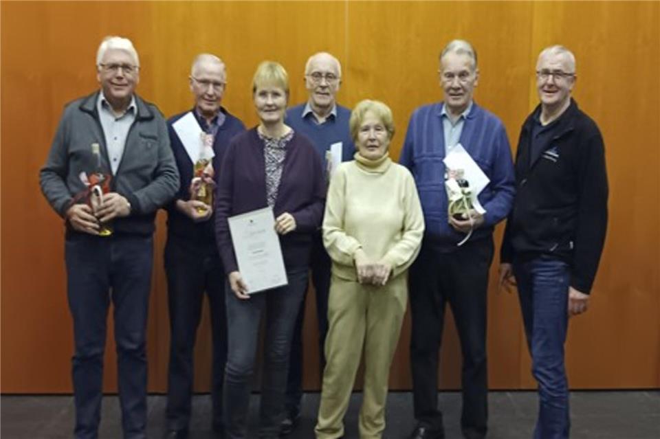 Das Bild zeigt die Kolpingmitglieder (von links) Hermann Langela, Josef Dillhage, Jubilarin Rita Wendholt, Werner Testrot, die Vorsitzende Barbara Domhöfer, Karl-Heinz Enxing und Kassierer Josef Otert-Enning.
