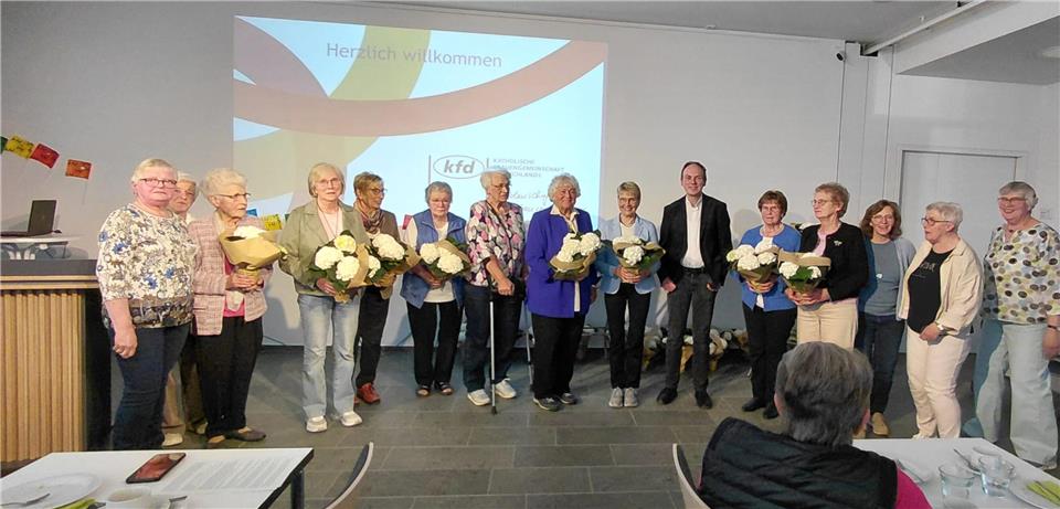 Das Bild zeigt die geehrten Jubilarinnen sowie einige Damen vom Team. Nicht auf dem Foto sind Josefine Nießing und Irmgard Holdschlag.