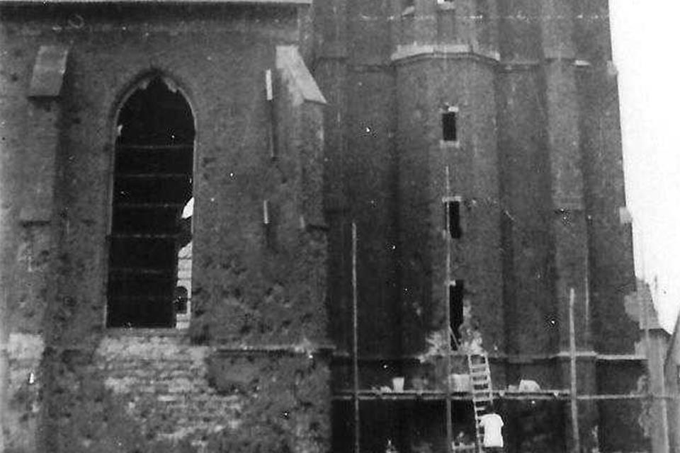 Das Bild zeigt die zerstörte St.-Silvesterkirche beim Wiederaufbau im Jahr 1949.