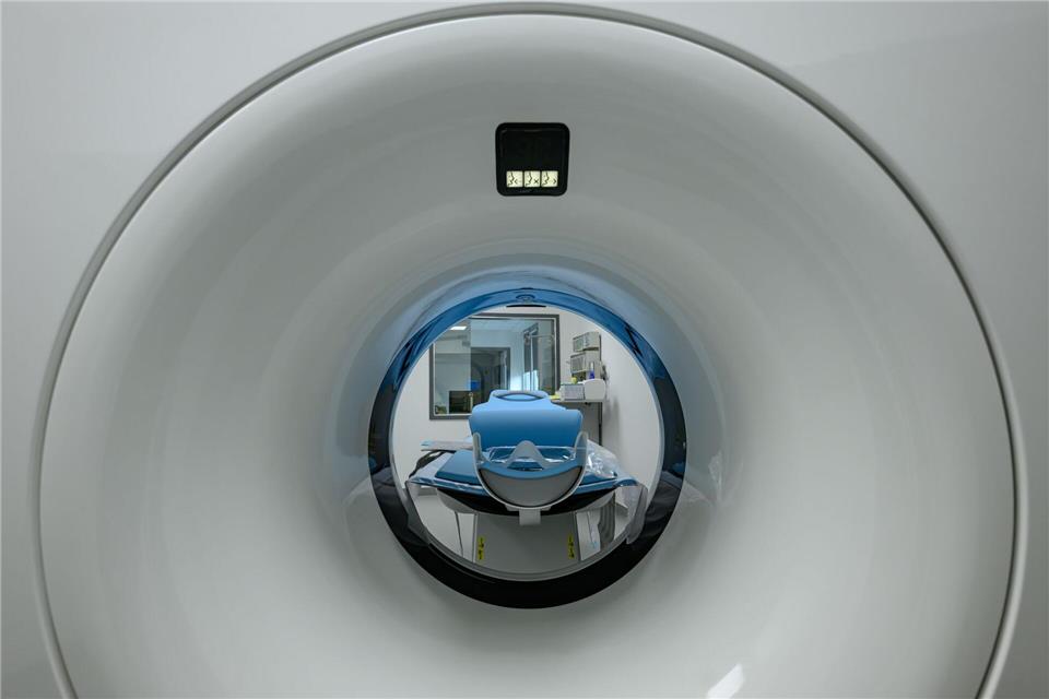Das Bild zeigt einen Computertomographen.Patrick Pleul/dpa