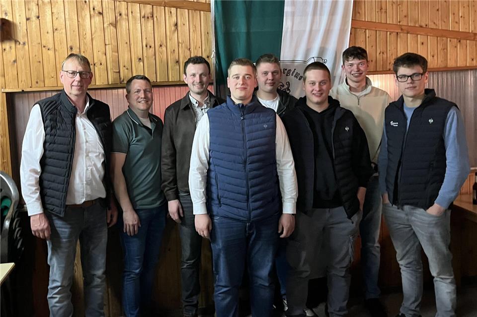 Das Bild zeigt (von links) die anwesenden alten und neuen Offiziere sowie die anwesenden neuen Mitglieder der Fahnenkompanie Reinhard Wiesweg (Präsident), Hendrik Fischedick, Alexander Pütter, Henry Vering, Alois Wesseling, Felx Picklum, Franz Dülmer und Julian Wiesweg.