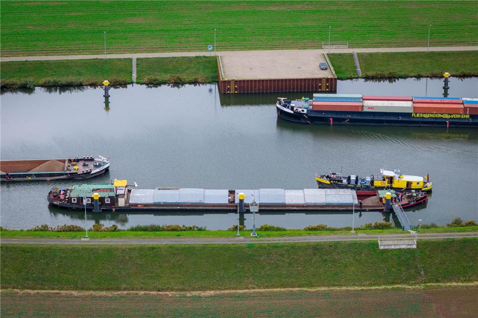 Binnenschiff drohte zu sinken – Öl lief in die Weser Das Binnenschiff drohte zeitweise zu sinken. Sina Schuldt/dpa