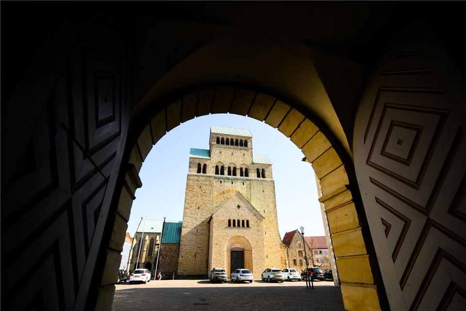 Das Bistum Hildesheim sucht nach Zeitzeugen und möglichen Opfern sexualisierter Gewalt. (Symbolfoto) Julian Stratenschulte/dpa